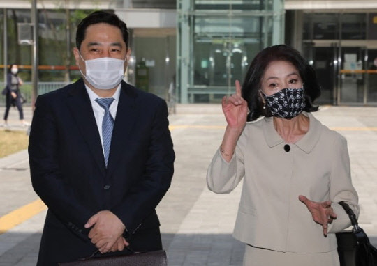 배우 김부선(오른쪽)이 이재명 경기도지사를 상대로 한 손해배상청구 소송 재판 출석 전 기자들에게 발언하고 있다. 왼쪽은 강용석 변호사. <연합뉴스>
